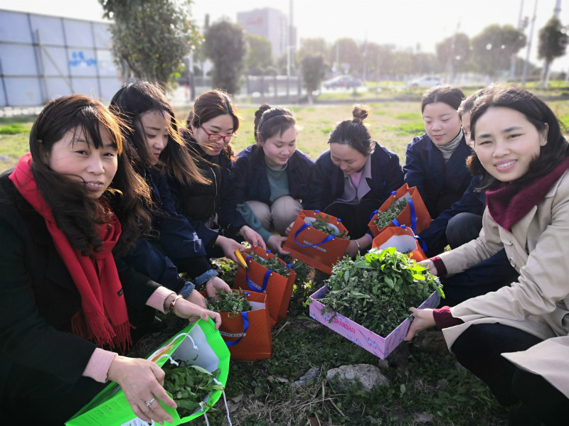 公司工會(huì)開展慶“三八女神節(jié)”女職工“挖野菜、包餛飩”活動(dòng)